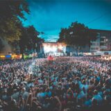 Mehrere tausend Besucherinnen und Besucher stehen in der Bochumer Innenstadt vor einer Bühne.