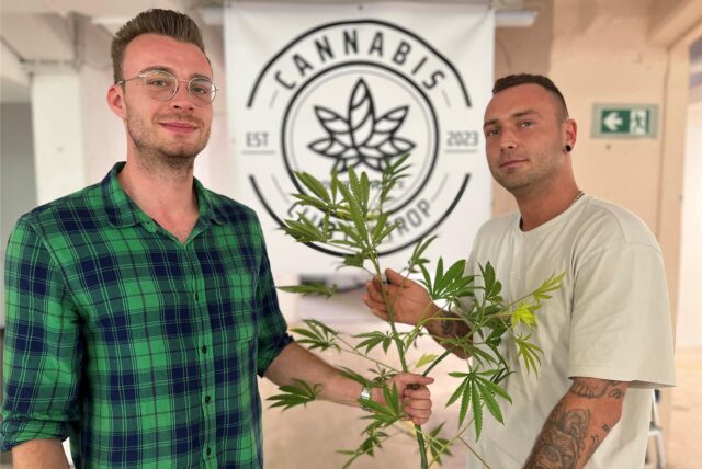 Timo Vieting und André Lattner (r.) vom Castrop-Rauxeler Cannabis Club Powerflower e.V.