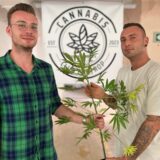 Timo Vieting und André Lattner (r.) vom Castrop-Rauxeler Cannabis Club Powerflower e.V.
