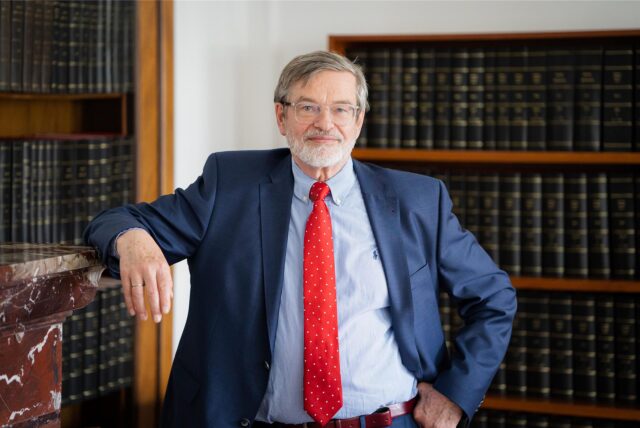 Fritz-Martin Przytulla vor einem Bücherregal
