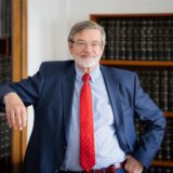 Fritz-Martin Przytulla vor einem Bücherregal