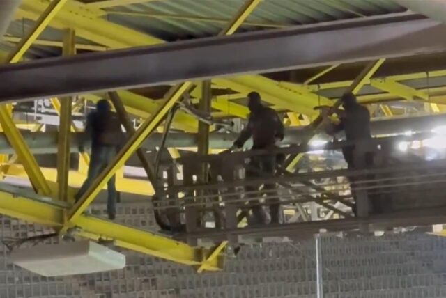 Weit nach Abpfiff des EM-Spiels in Dortmund ließ sich der Kletterer von Spezialkräften festnehmen.