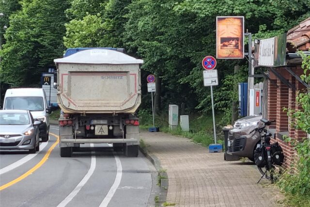 Ein Lkw in einer Baustelle