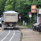 Ein Lkw in einer Baustelle