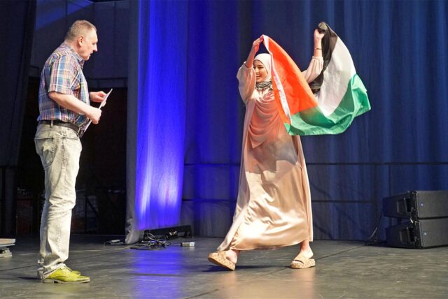 Diana Darwish Zade mit Palästina-Flagge bei der Zeugnisübergabe an die Abiturienten des Ernst-Barlach-Gymnasiums. Schulleiter Dr. Friedrich Mayer war mit ihrem Verhalten nicht einverstanden. Die CDU in Castrop-Rauxel forderte ein politisches Nachspiel.