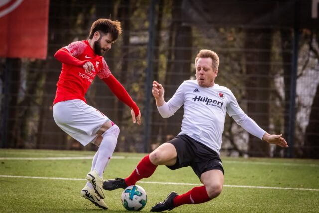 Zwei Spieler kämpfen um den Ball
