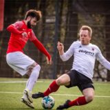 Zwei Spieler kämpfen um den Ball
