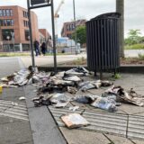 Vor einer Mülltonne am Kreisverkehr in Herten-Mitte liegt angekokelter Müll.