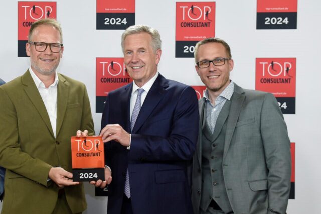 Die Preisübergabe durch Bundespräsident a. D. Christian Wulff fand in Weimar statt. Auf dem Foto: Daniel Hambach, Christian Wulff, Michael David