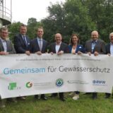 Am Doppelfest auf dem Gelände der RWW beteiligten sich (v.l.): Thomas Wissing, Tobias Stockhoff, Dr. Martin Berges, Viktor Haase, Simone Ehlen (RWW-Geschäftsführerin) und Heinrich-Ludger Rövekamp (Geschäftsführer der Landwirtschaftskammer Borken).