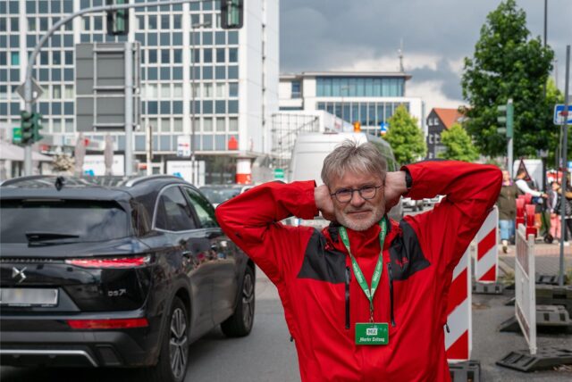 Ohren zuhalten schafft Ruhe: An der Kreuzung Bergstraße/Römerstraße ist der Verkehrslärm im Feierabendverkehr besonders groß.