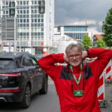 Ohren zuhalten schafft Ruhe: An der Kreuzung Bergstraße/Römerstraße ist der Verkehrslärm im Feierabendverkehr besonders groß.