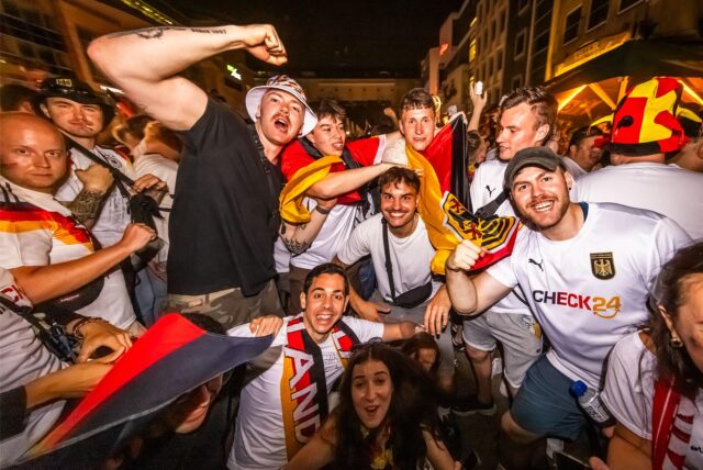 Fröhlich und friedlich feiern Fußballfans während der EM auf dem Friedensplatz