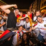 Fröhlich und friedlich feiern Fußballfans während der EM auf dem Friedensplatz