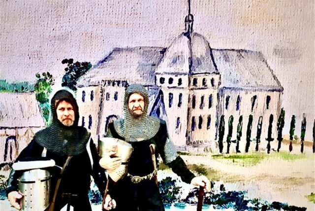 Collage zeigt zwei Männer in Ritterrüstung vor einer historischen Stadtansicht von Recklinghausen