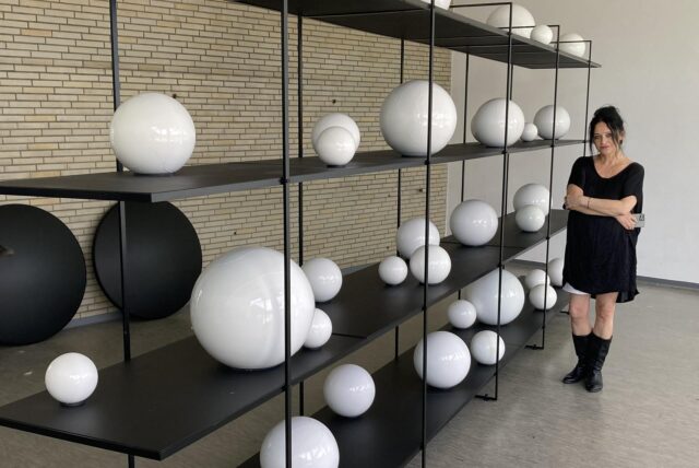 Agata Michowska vor ihrer Installation „Der dritte gescheiterte Versuch, die Welt zu erschaffen“.