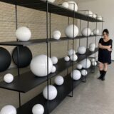 Agata Michowska vor ihrer Installation „Der dritte gescheiterte Versuch, die Welt zu erschaffen“.