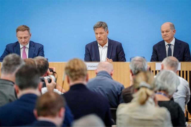 Bundesfinanzminister Christian Lindner, Bundeswirtschaftsminister Robert Habeck und Bundeskanzler Olaf Scholz beantworten vor der Presse in Berlin Fragen zu ihrer politischen Einigung zum Haushalt für 2025.