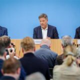 Bundesfinanzminister Christian Lindner, Bundeswirtschaftsminister Robert Habeck und Bundeskanzler Olaf Scholz beantworten vor der Presse in Berlin Fragen zu ihrer politischen Einigung zum Haushalt für 2025.