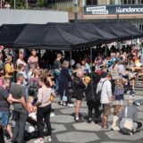 Besucher stehen beim Theaterfest in Dortmund auf dem Vorplatz des Theaters.