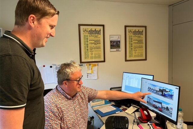 Julian und Manfred Stevermüer am Büroschreibtisch