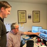 Julian und Manfred Stevermüer am Büroschreibtisch