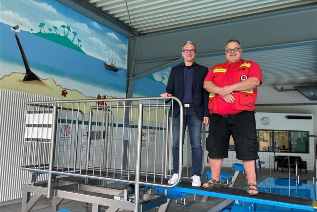 Bürgermeister André Dora und DLRG-Chef Klaus Schneider stehen auf einem Sprungbrett.