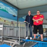 Bürgermeister André Dora und DLRG-Chef Klaus Schneider stehen auf einem Sprungbrett.
