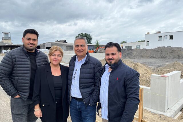 Ibrahim, Hülya, Mehmet und Mehmet jun. Mihlar sahen sich die Baufortschritte auf dem Bauplatz an der Recklinghäuser Straße an.