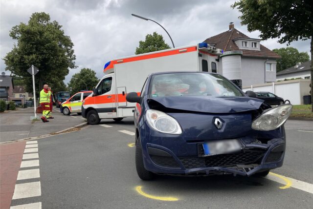 Schwer beschädigt wurde der auffahrende Renault Twingo an der Ecke Carl-Duisberg-Straße/Zollvereinstraße. Der Fahrer wurde verletzt in die Klinik eingeliefert.