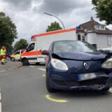 Schwer beschädigt wurde der auffahrende Renault Twingo an der Ecke Carl-Duisberg-Straße/Zollvereinstraße. Der Fahrer wurde verletzt in die Klinik eingeliefert.