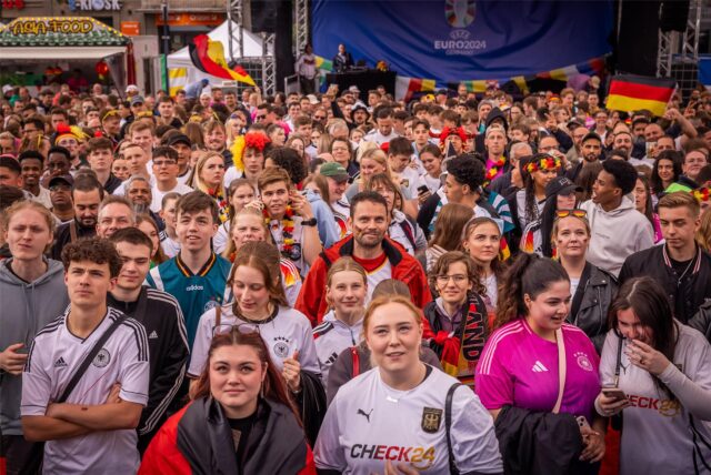 Beim Viertelfinalspiel Deutschland gegen Spanien fieberten die Fans auf dem Friedensplatz mit.