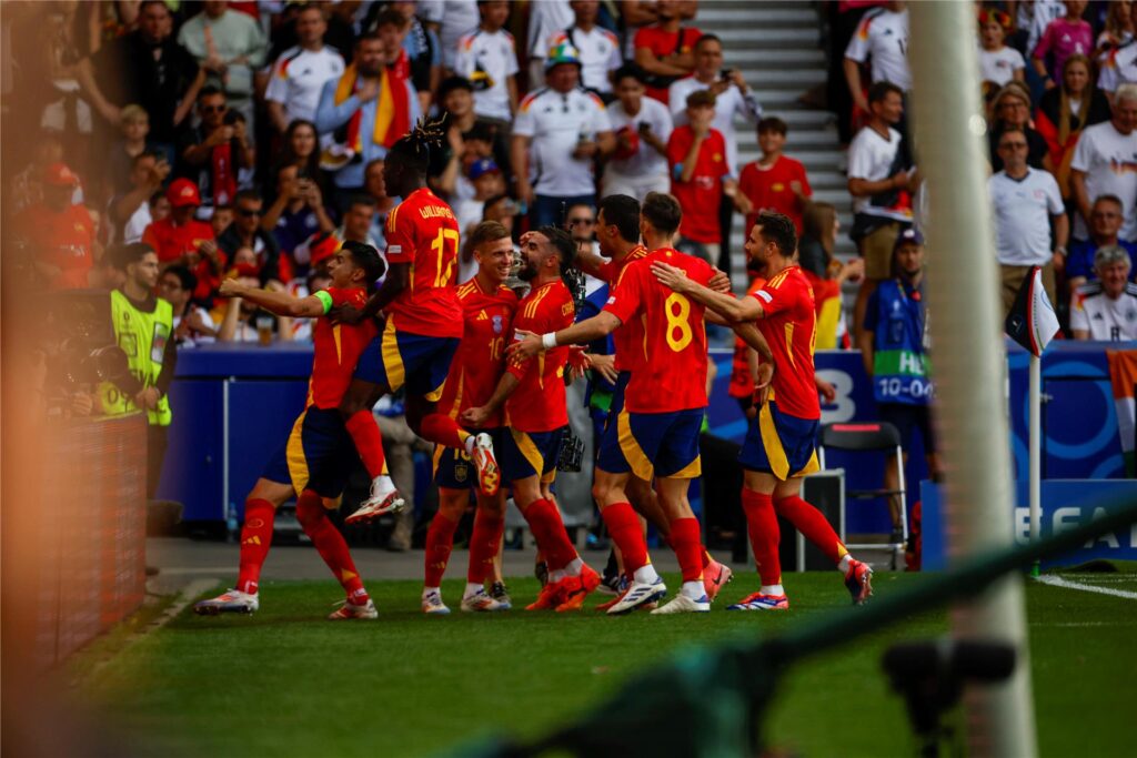 Spanien bejubelt den Treffer zum 1:0 durch Dani Olmo.