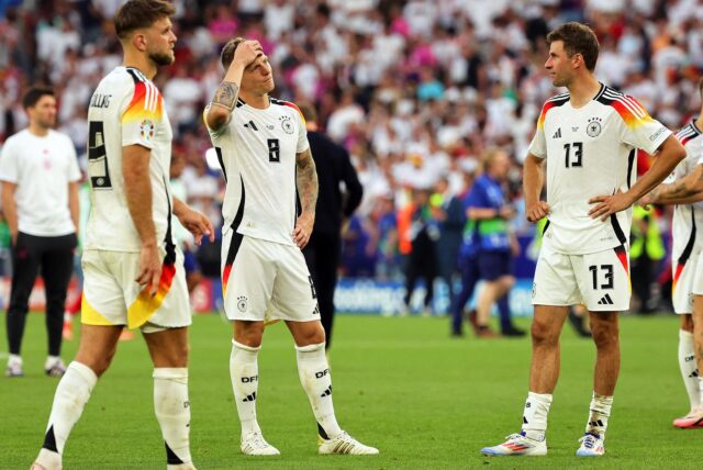 Toni Kroos fasst sich an die Stirn.