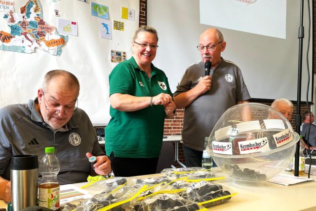 Sie zogen die ersten drei Runden im Kreispokal: Silke Langweg vom BVH Dorsten und Pokalspielleiter Erhard Korinth. „Sekretär“ Jürgen Groothus notiert den Spielplan.