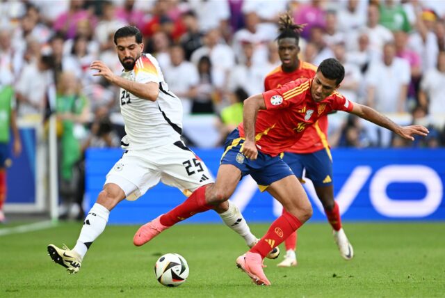 Emre Can führt einen Zweikampf um den Ball.