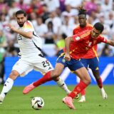 Emre Can führt einen Zweikampf um den Ball.