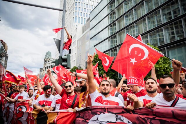 Türkei-Fans zeigen bei einem Fanmarsch den «Wolfsgruß».
