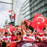Türkei-Fans zeigen bei einem Fanmarsch den «Wolfsgruß».