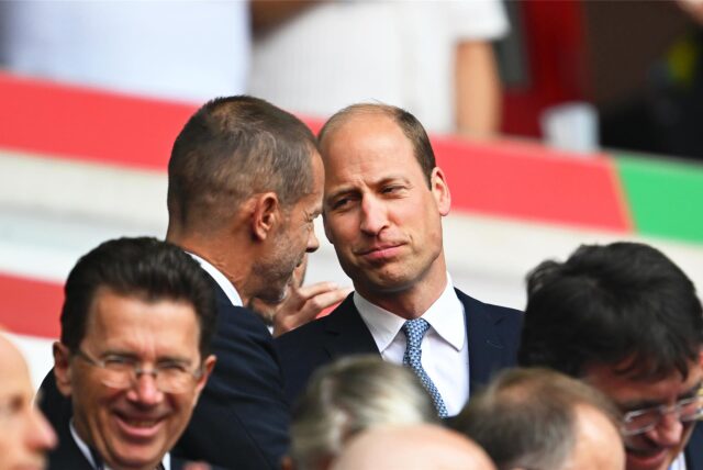 William, Prinz von Wales, steht auf der Tribüne beim EM-Spiel Dänemark – England.