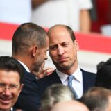William, Prinz von Wales, steht auf der Tribüne beim EM-Spiel Dänemark – England.