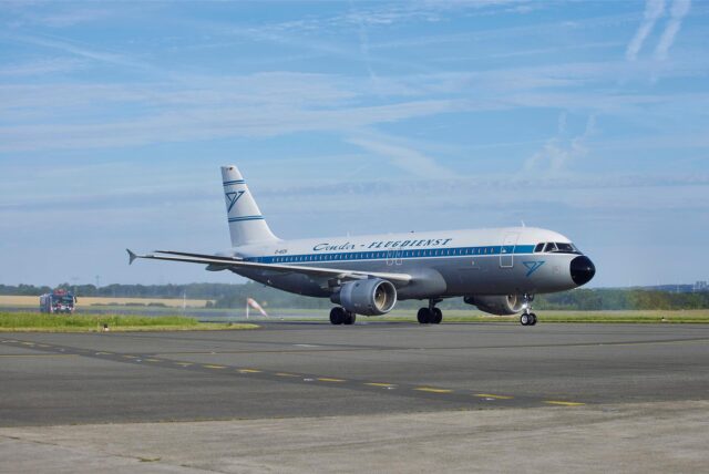 Ein Flugzeug der deutschen Fluggesellschaft Condor am Flughafen Dortmund vor ihrem Erstflug nach Palma de Mallorca.