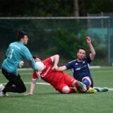 Jan-Henrik Plumpe (r.) scheitert in dieser Szene. Den Abpraller jagt Doppeltorschütze Leon Kleerbaum aber ins Netz zum zwischenzeitlichen 3:2 für die SG Titania/RW Erkenschwick.