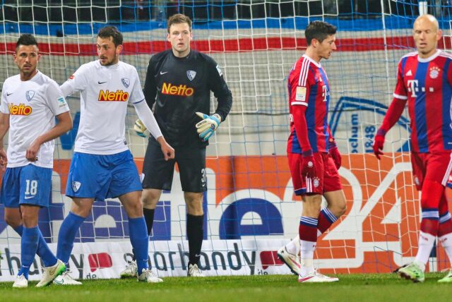 Torwart Michael Esser (hier 2015 beim Testspiel gegen den FC Bayern) siegte 2022 mit dem VfL Bochum 4:2 gegen die Münchener. Die beiden Gegentreffer erzielte damals Robert Lewandowski (2.v.r.).