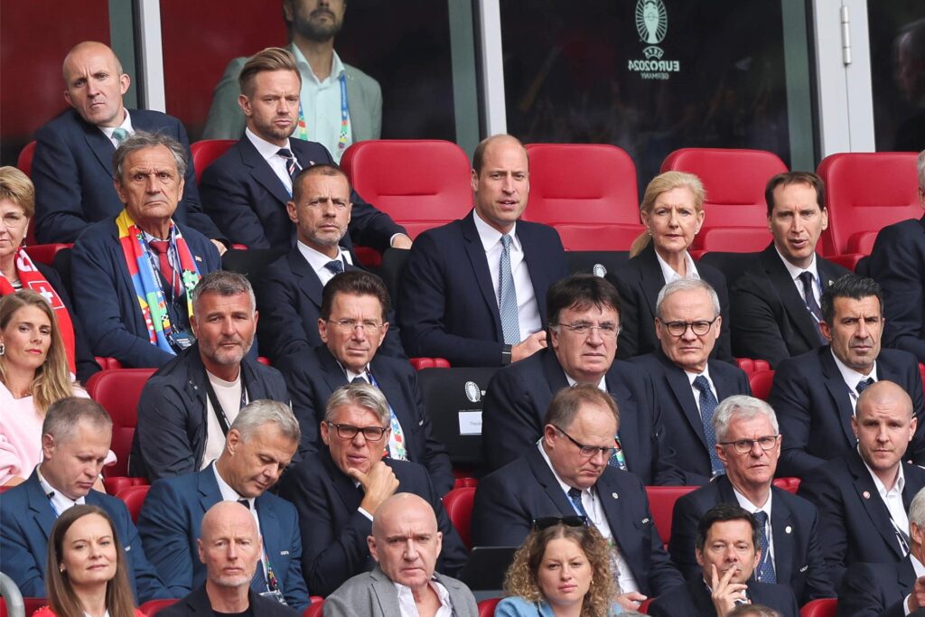 Prince William sitzt auf der Tribüne. Prince William sitzt auf der Tribüne.
