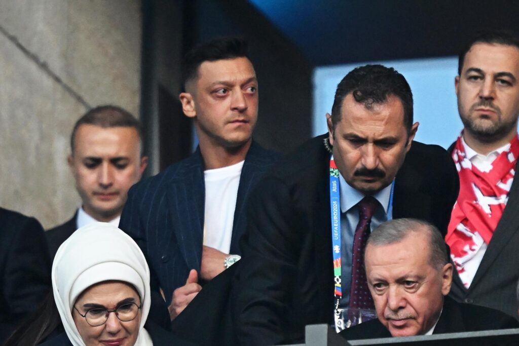 Mesut Özil (hinten 2.v.l), ehemaliger deutscher Nationalspieler, steht hinter Erdogan (vorne r), Präsident der Türkei, und seiner Frau Emine.