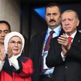 Recep Tayyip Erdogan (r), Präsident der Türkei, und seine Frau Emine Erdogan (vorne l) applaudieren vor dem Spiel auf der Tribüne.