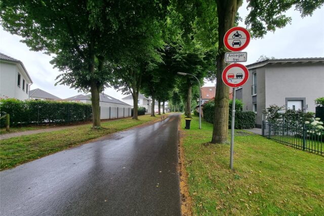 Ab hier gilt auf der Hachhausener Straße die Regelung „Anlieger frei“.