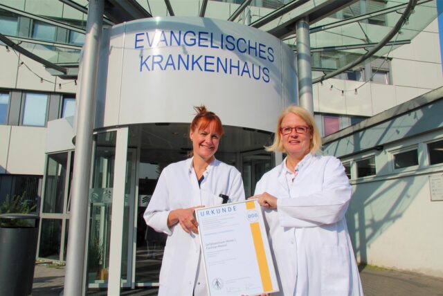 Dr. Daniela Reichstein und Dr. Anne-Kathrin Dauphin (r.) vor dem EvK.