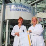 Dr. Daniela Reichstein und Dr. Anne-Kathrin Dauphin (r.) vor dem EvK.